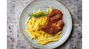 Ceafă de Porc la Grătar cu Cartofi Prăjiți