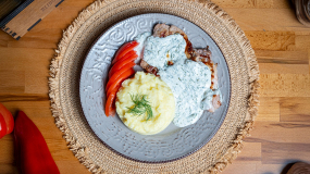 Cotlet de Porc în Sos de Mărar cu Cartofi la Cuptor