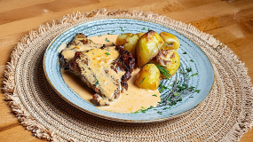 Ceafă de Porc în Sos de Cognac și Cartofi la Cuptor