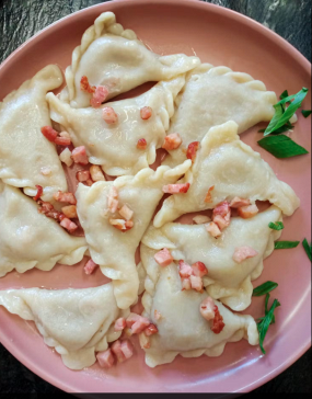 Pierogi z czerwoną fasolą, chorizo i świeżymi pomidorami