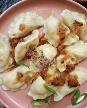 Pierogi z ciecierzycą i suszonymi pomidorami i curry