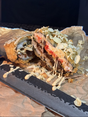  Burger z krewetkami (ryz,nori,ser,  krewetka gotowana, ogorek,kampio,tobiko,cheddar,sos spisi,platki migdalowe)