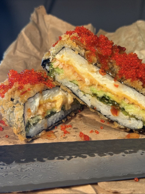 Burger z łososiem (ryż, nori , ser, łosoś surowy,awokado,ser cheddar,szscypiorek,sweet chilli)