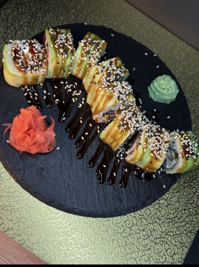Green dragon 8szt (ryż, nori, ser, węgorz, ogórek, omlet tamago, awokado, sos unagi, sezam mix)