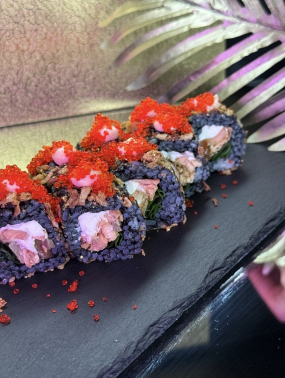  Black crispy 8szt (ryż, nori, atrament z mątwy, ser, łosoś grilliowany,szczypiorek,papryka,cebulia prazona,sos spisi, tobiko