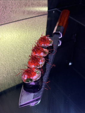 Geisha 8szt (nori, łosoś surowy, ser, krewetka gotowana, ogórek, tobiko, nitki chilli, szczypiorek)
