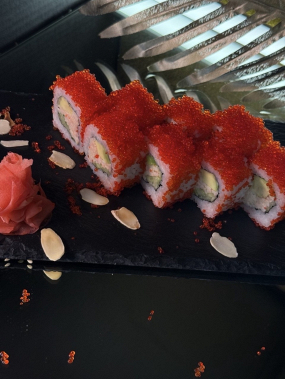  Kalifornia Surimi 8szt (ryż, nori, japonskij majonez, ogórek, awokado, sałatka z surimi, tobiko)