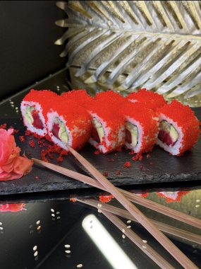 kalifornia Sake 8szt (ryż, nori, japonskij majonez, ogórek, awokado, łosoś surowy, tobiko)