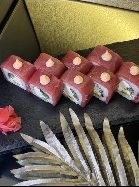 Philadelphia z tuńczykiem 8szt (ryż, nori, ser, ogórek, oshinko, tuńczyk, sos spisi)