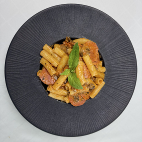 Rigatoni con Salsiccia e Funghi