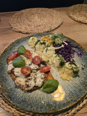 Filet z pomidorami suszonymi, mozzarellą i ziołami 220g