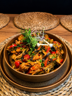 Chow Mein z kurczakiem w aksamitnym sosie teriyaki 