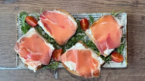 Bruschete cu Cremă de Brânză și Prosciutto