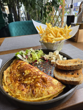 Omletă cu Șuncă și Cașcaval