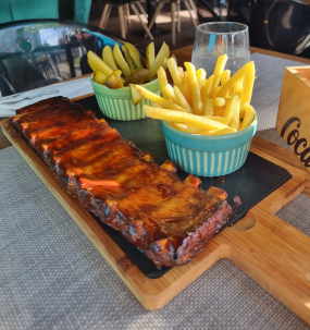 Coaste de Porc BBQ și Cartofi Pai