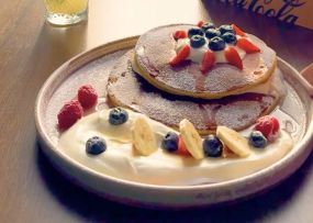 Pancakes cu Căpșuni și Sirop de Arțar