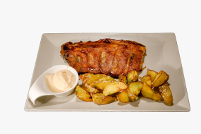Coaste de Porc cu Cartofi Prajiti si Sos Cocktail