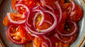 Salata de Rosii cu Ceapa Rrosie