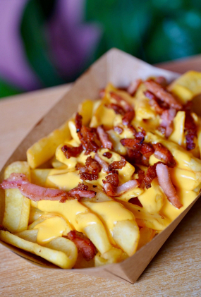 Cartofi Prăjiți cu Sos Cheddar și Bacon