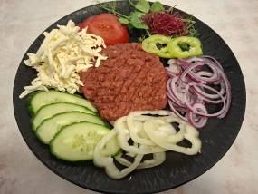 Tatár beefsteak, kerti zöldségekkel, kemencében sült piítóssal