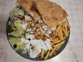 Gyros csirkemellből készítve, salátával, hasábnbal, pitával