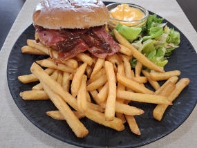 Smash burger Julienne burgonyával, cheddar sajt mártással