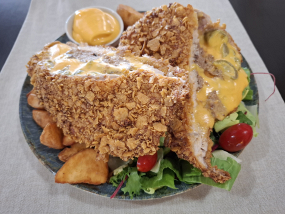 Hamburgerhússal, jalapeno paprikával, cheddar sajttal töltött karaj tortilla chipsbeb sütve , steak burgonyával