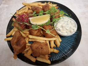 Fish & chips fekete tőkehal, csemegeuborkás tartárral, hasábbal 