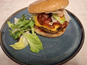 Baconos-sajtos hamburger