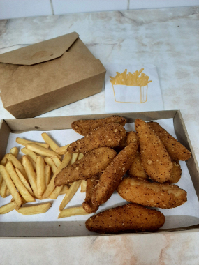 Csirkemell chilis, sajtos, hasáb burgonyával12 darabos