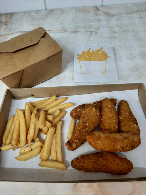 Csirkemell chilis, sajtos, hasáb burgonyával 6 darabos