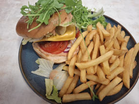 Sajtos hamburger menü