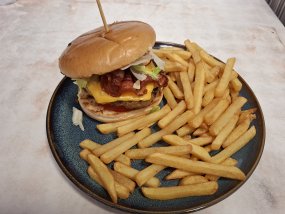 Baconos-sajtos hamburger menü
