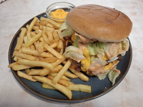 Smash burger Julienne burgonyával, cheddar sajt mártással