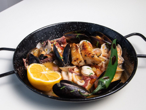 Tigaie cu Fructe de Mare in Sos de Vin