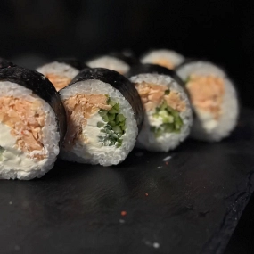 Futomaki łosoś grill
