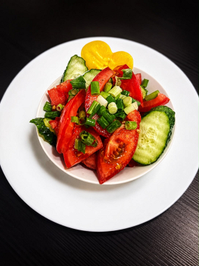 Salată de Roșii și Castraveți 