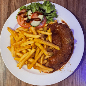 Curry Wurst mit Pommes