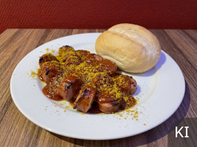 Curry Wurst mit Brötchen