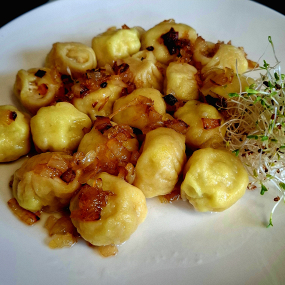 Pielmieni z kurczakiem i mozzarellą, curry i estragonem