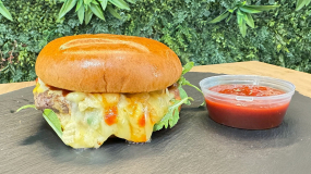 Hot BBQ Burger + Cartofi Prăjiți + Doză Coca-Cola