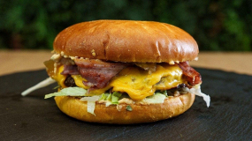 Classic Burger + Cartofi Prăjiți + Doză Coca-Cola