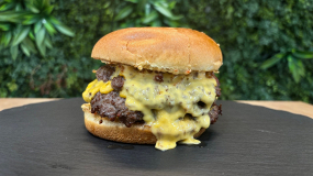 Double Smash Burger + Cartofi Prăjiți + Doză Coca-Cola