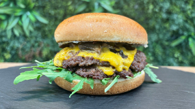 Truffle Burger + Cartofi Prăjiți + Doză Coca-Cola