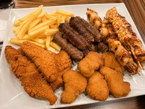 Nugget/ Kefta/ Brochette de poulet / Tenders avec frites