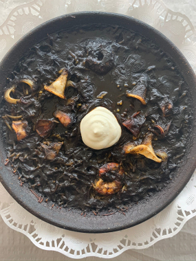 ARROZ NEGRO CON LANGOSTINOS Y CHIPIRONES