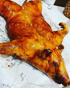 Ración de cochinillo asado en horno de leña