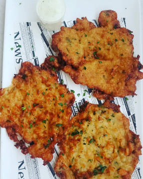 Tortitas de camarón artesanas fritas con alioli