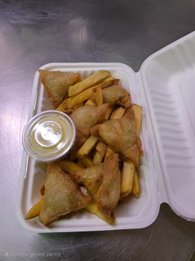 samoussas de légumes x6 accompagnées de frites et sauce tartare