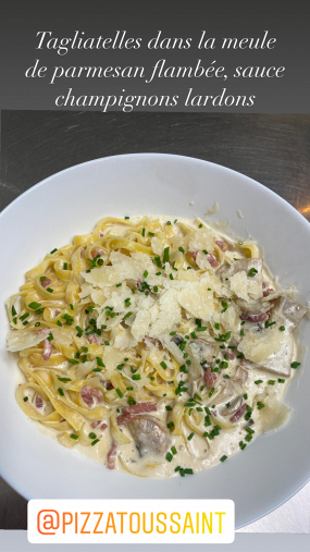 Tagliatelles dans la meule de parmesan flambée 